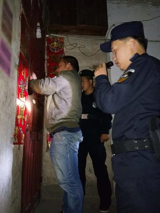 阿里地区粗心妈妈误将幼女锁家中 